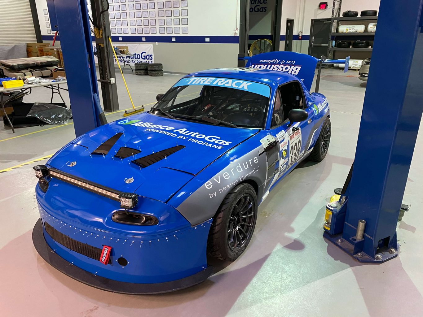 FiveTales Racing - blue race car in shop - detailed